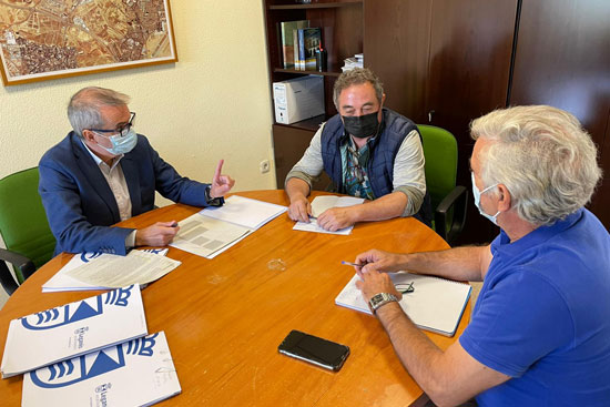 Texto Alternativo: Encuentro entre el Ayuntamiento y los hosteleros para analizar la situación del sector