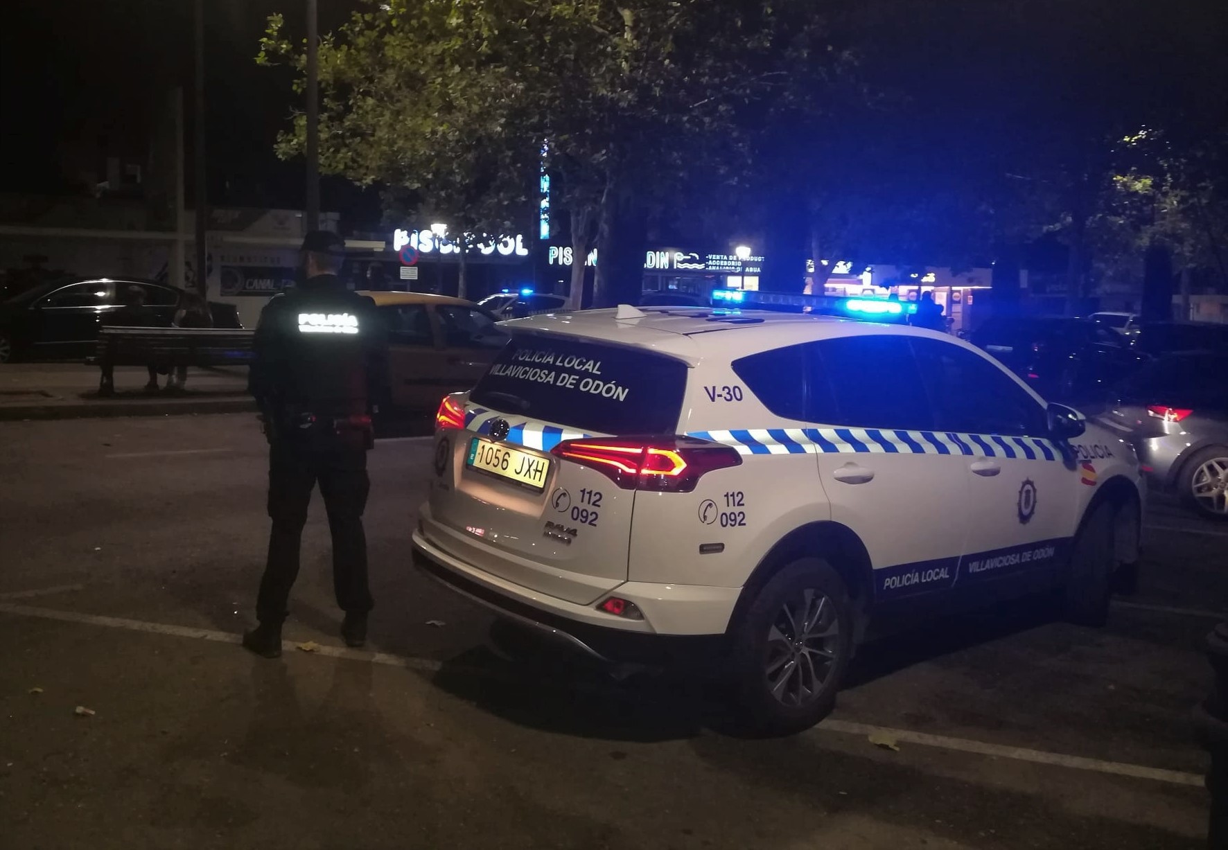 Texto Alternativo: Agentes de la Policía Local refuerzan su presencia para evitar grandes concentraciones de personas en los conocidos como botellones