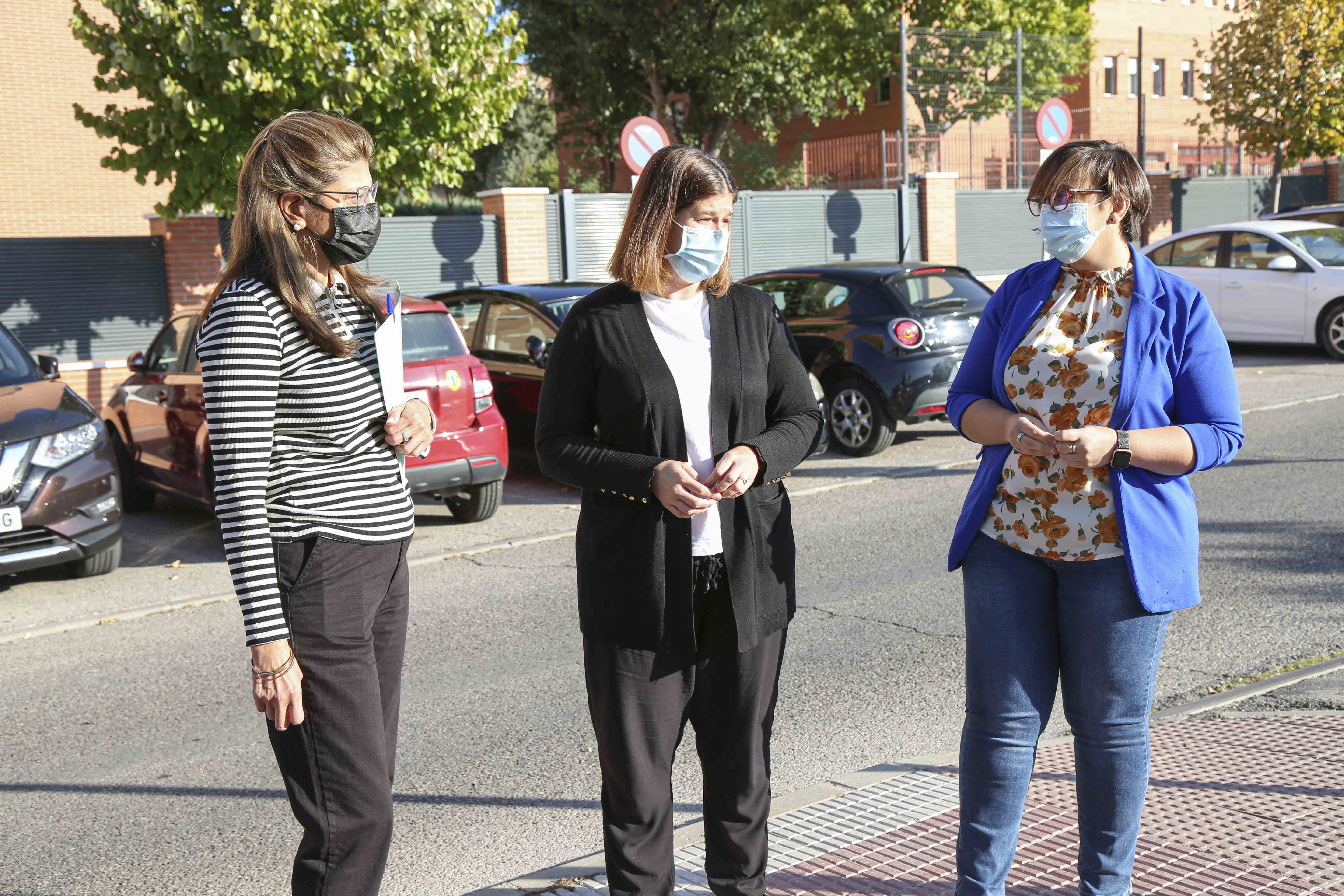 Texto Alternativo: La Alcaldesa de Móstoles recorre varias calles del Distrito 3 para comprobar su estado