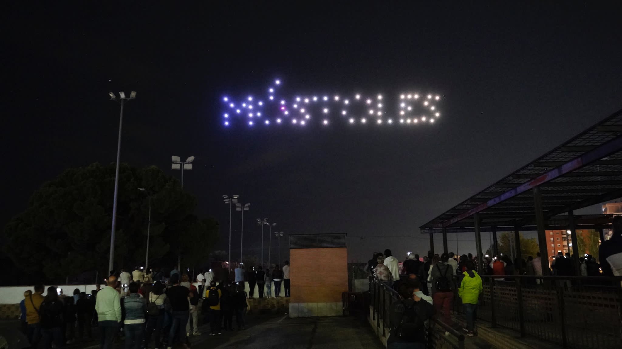 Texto Alternativo: 60 drones iluminaron con sus dibujos la noche de Móstoles