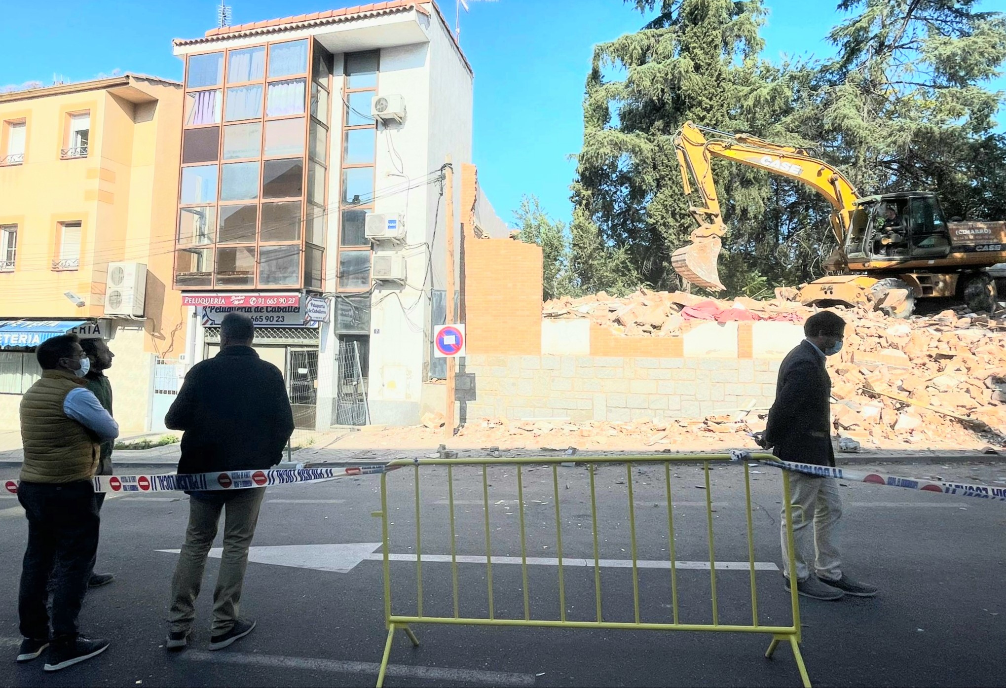Texto Alternativo: El Ayuntamiento de Villaviciosa de Odón derriba el edificio conocido como Casa de los maestros debido a su estado de ruina técnica