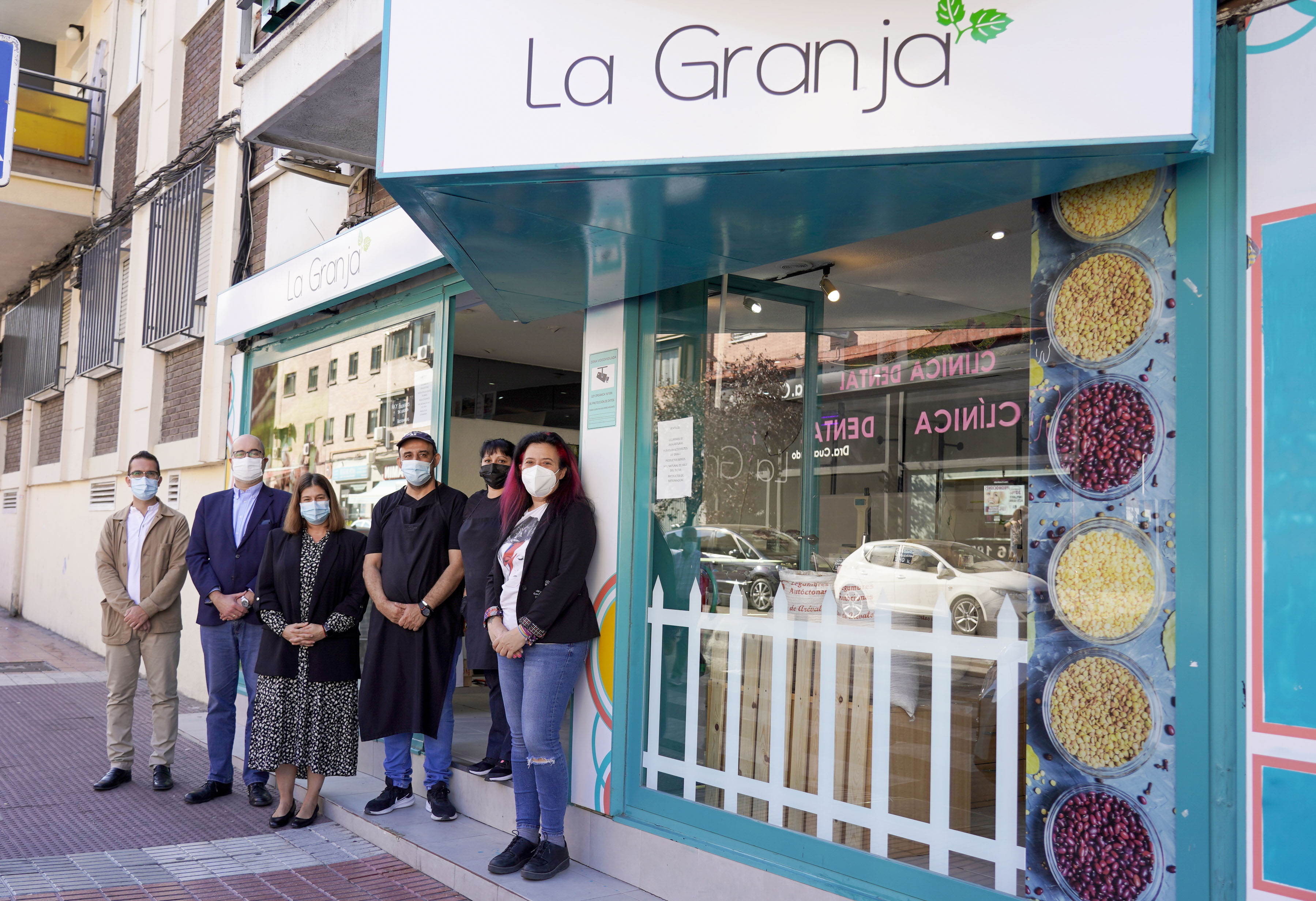 Texto Alternativo: Noelia Posse visita el comercio local de productos frescos La Granja