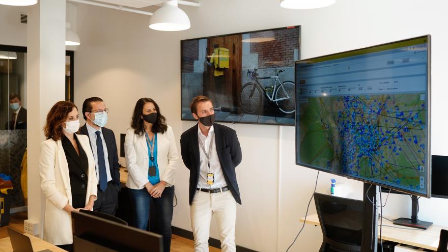 Texto Alternativo: Díaz Ayuso inaugura el nuevo centro tecnológico de Glovo en Madrid
