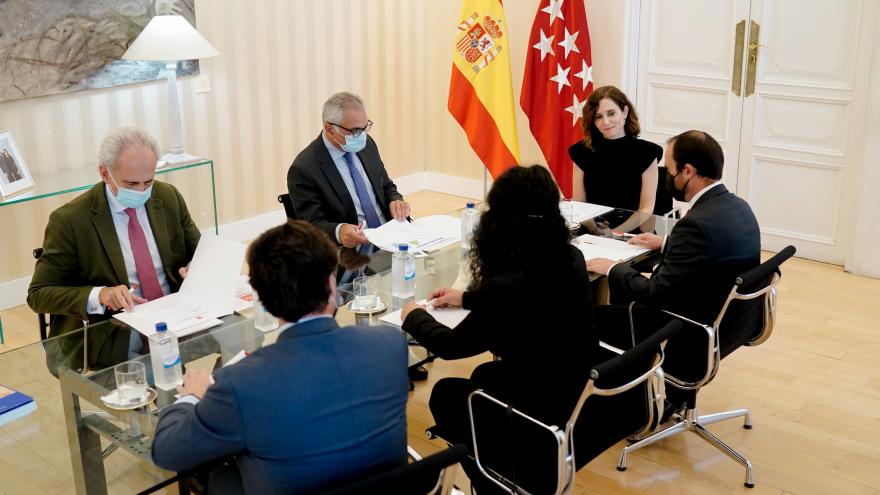 Texto Alternativo: Díaz Ayuso se reúne con el alcalde de Guadarrama para abordar futuros proyectos en el municipio