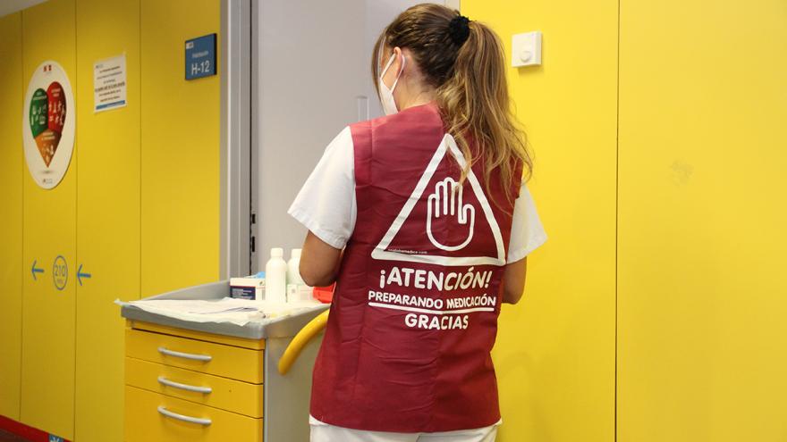 Texto Alternativo: Un estudio del Clínico avala el uso de chalecos identificativos en la preparación de medicación