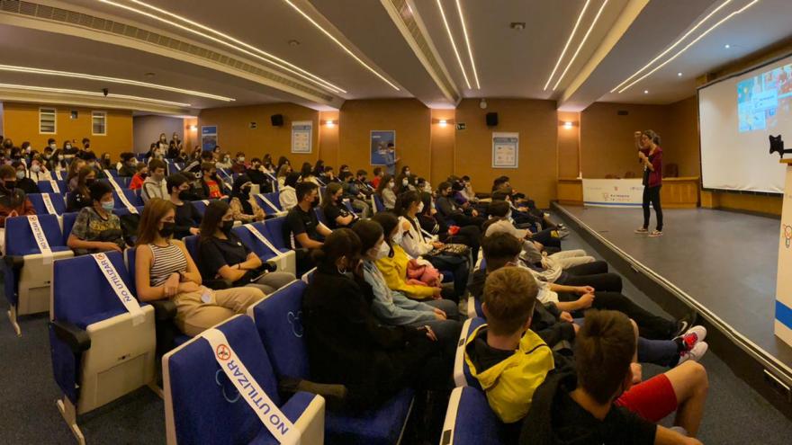 Texto Alternativo: El Hospital 12 de Octubre acerca el mundo de la investigación a los colegios mediante monólogos