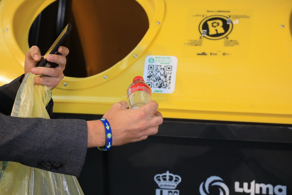 Texto Alternativo: Los usuarios de RECICLOS podrán donar sus puntos obtenidos por reciclar al proyecto que Cruz Roja desarrolla para ayudar a los afectados por el volcán de La Palma