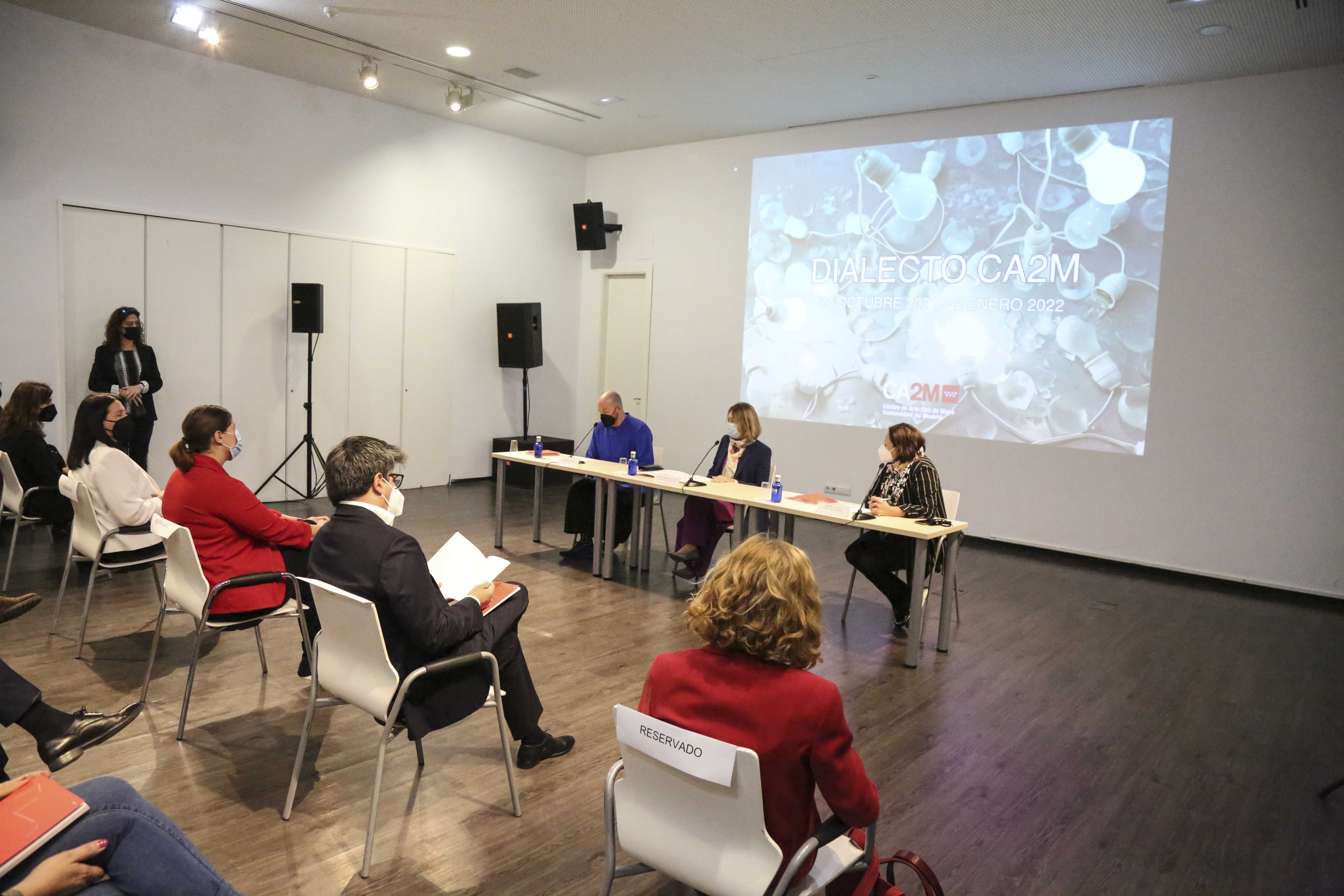 Texto Alternativo: La Alcaldesa Noelia Posse ha asistido hoy a la inauguración de la exposición colectiva Dialecto en el Centro de Arte Dos de Mayo