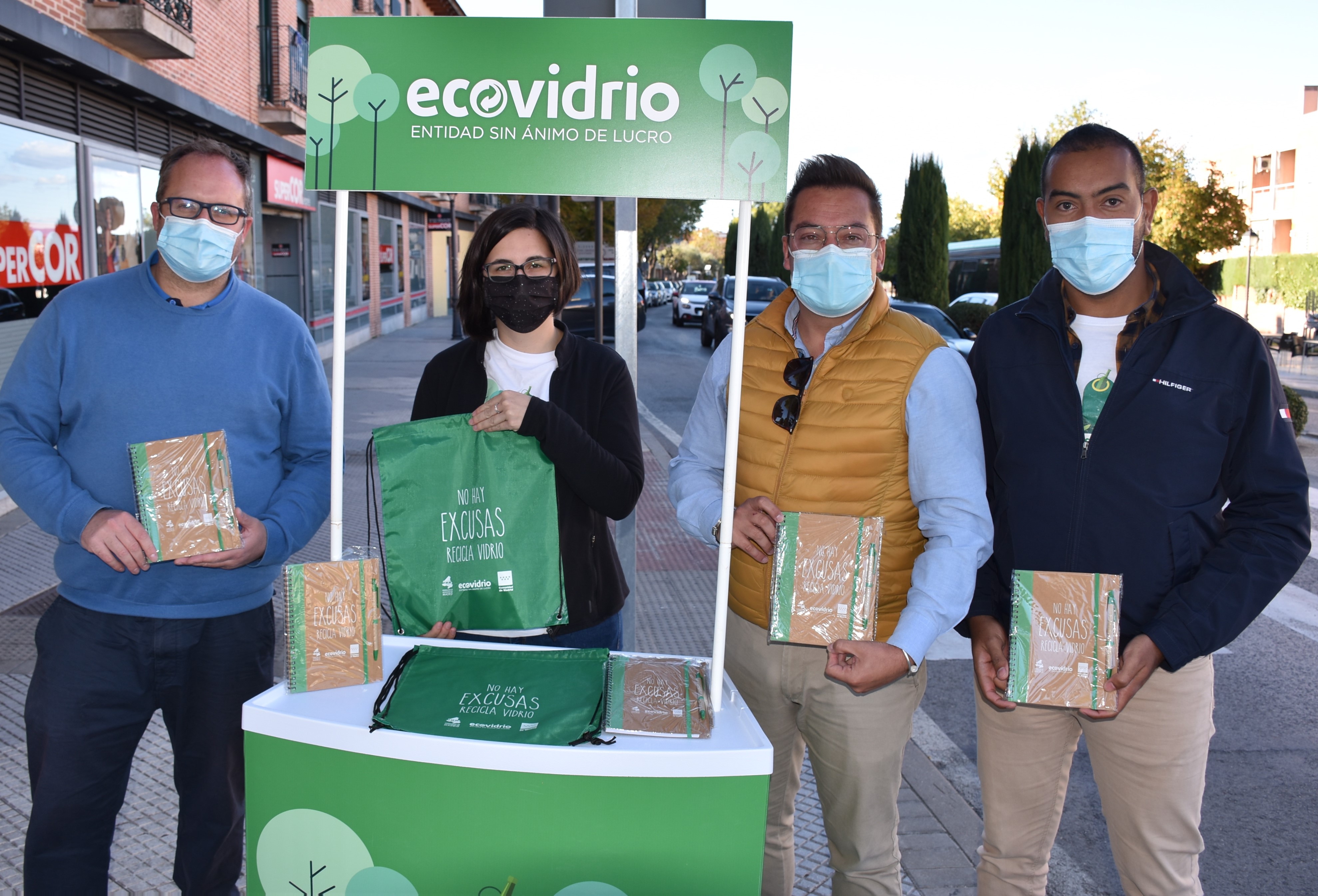 Texto Alternativo: El alcalde anima a participar a los ciudadanos en la campaña Reciclo y reforesto de Ecovidrio