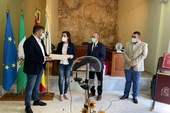 Texto Alternativo: El Ayuntamiento de Monturque recibe a la Casa de Andalucía de Leganés en reconocimiento a la labor cultural y social de la entidad