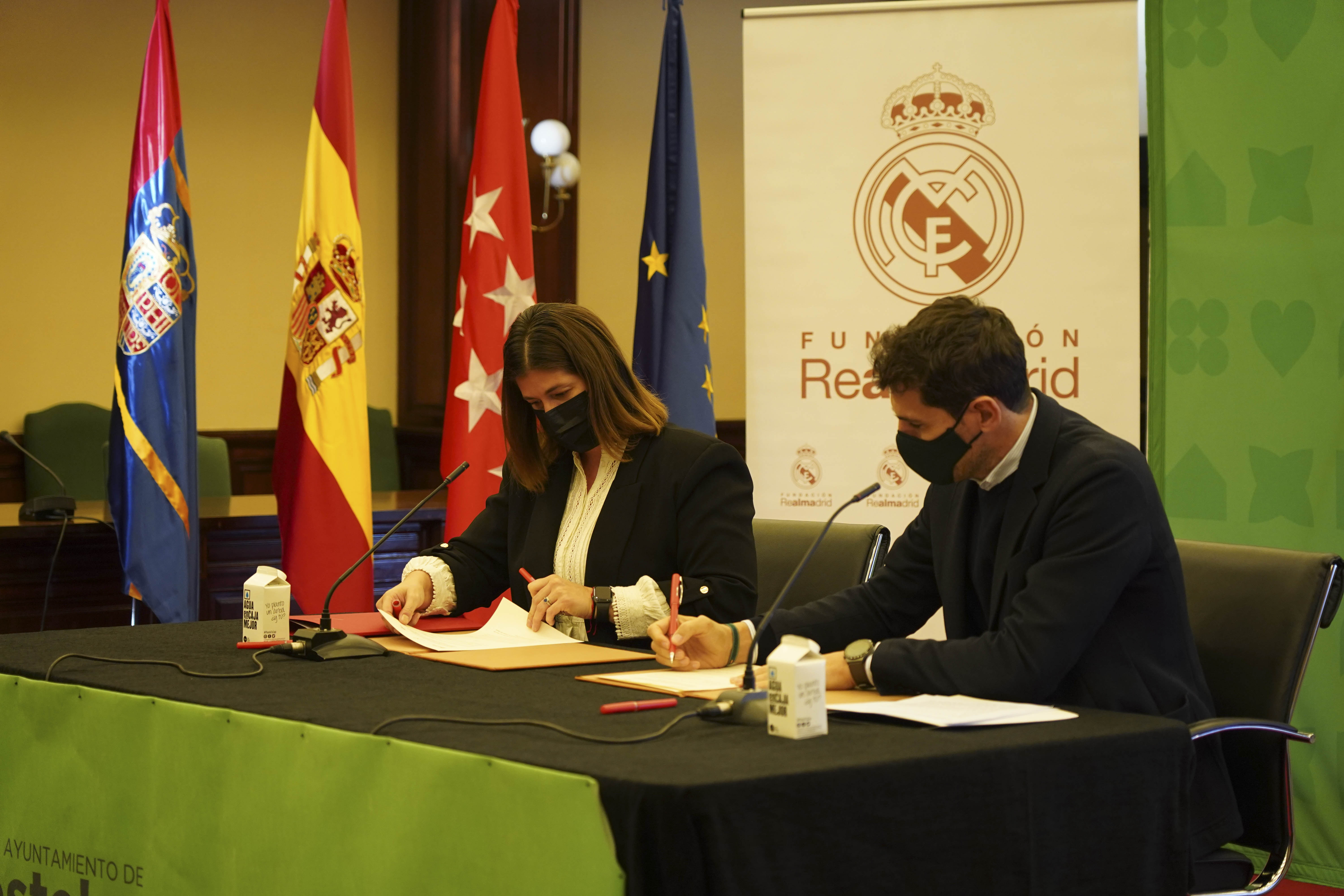 Texto Alternativo: El Gobierno de Móstoles y la Fundación Real Madrid firman el convenio para la creación de dos escuelas socio-deportivas con el apoyo de la Fundación Iker Casillas