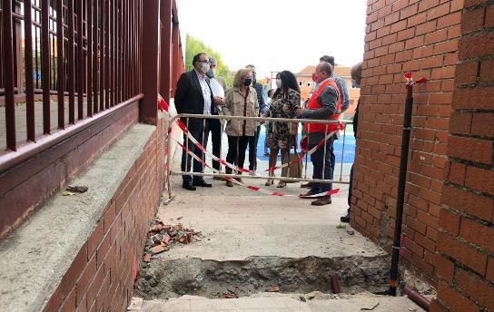 Texto Alternativo: El alcalde y la concejala de Educación visitan los CEIP Miguel Delibes y Joan Miró para conocer el avance de las obras de mejora de los colegios públicos