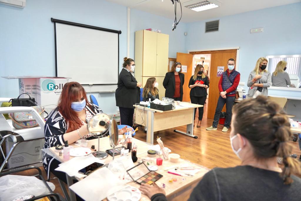 Texto Alternativo: Noelia Posse visita los talleres formativos dirigidos a los jóvenes del municipio