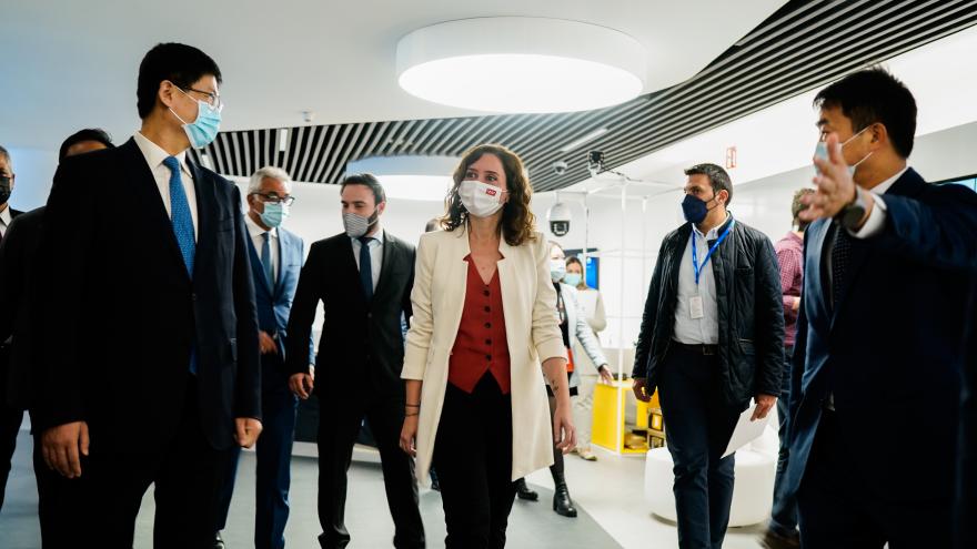 Texto Alternativo: Díaz Ayuso inaugura el nuevo Hub Tecnológico de Huawei