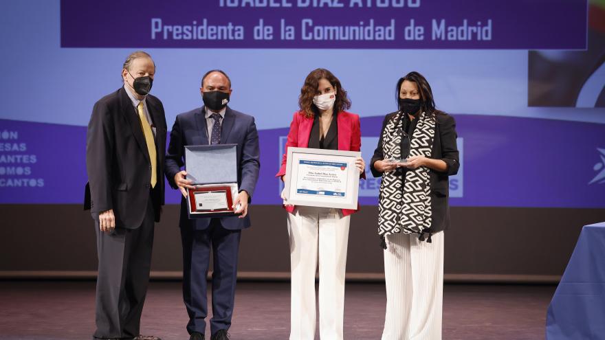 Texto Alternativo: Díaz Ayuso recibe el Premio Empresarial Ciudad de Tres Cantos