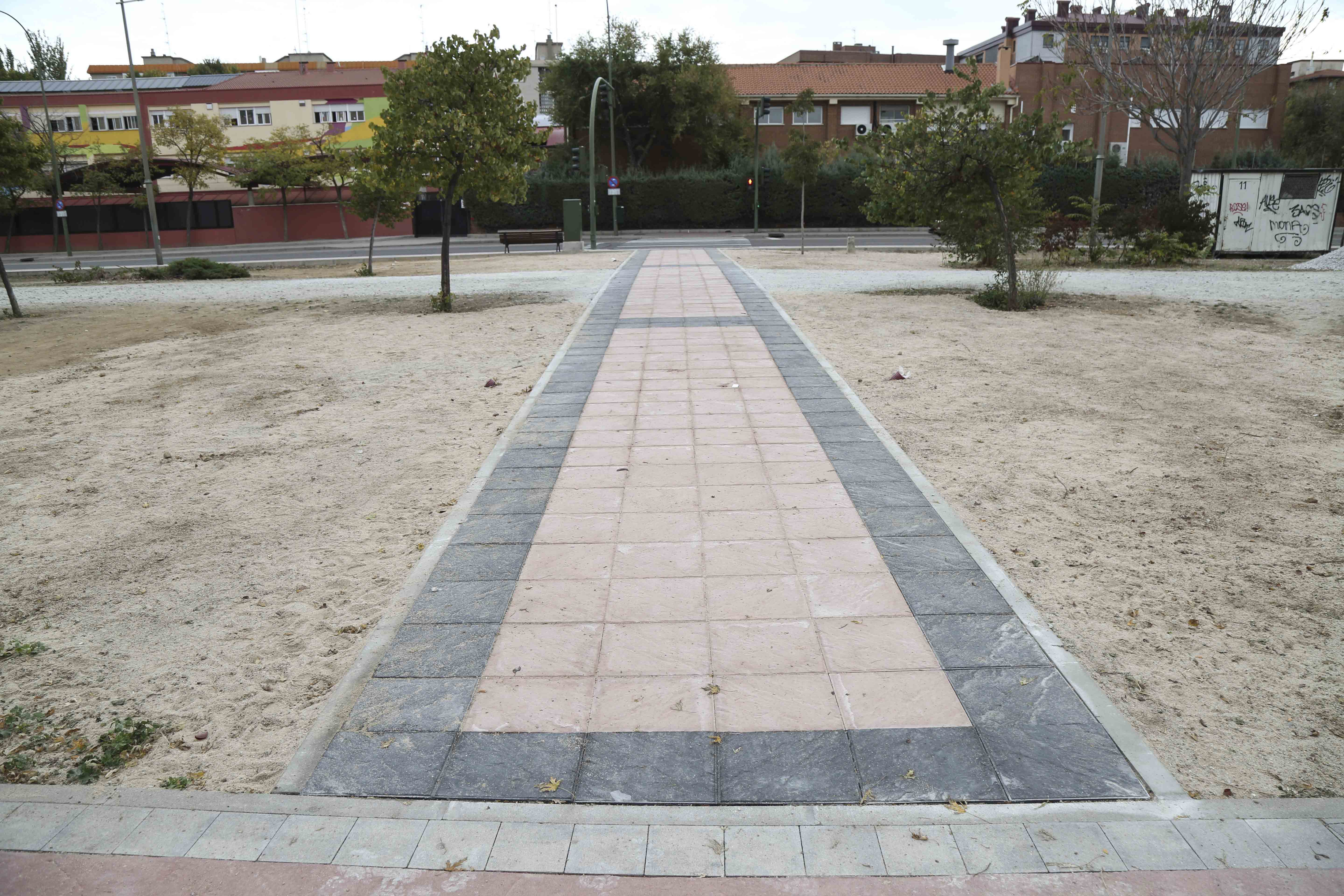 Texto Alternativo: Finalizadas las obras de la acera que comunica la calle Canícula con la calle Hércules en el acceso al Colegio Villa de Móstoles por la Calle Camino de Humanes