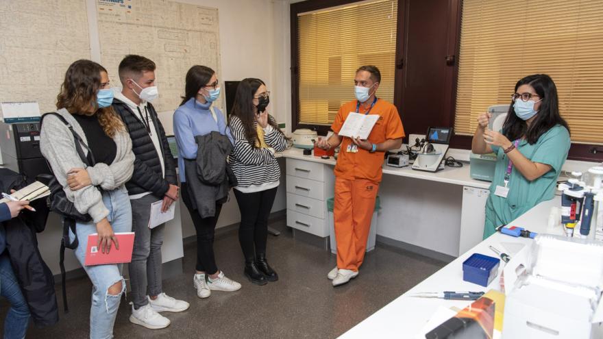 Texto Alternativo: El Hospital de Getafe fomenta la investigación entre los estudiantes de formación profesional