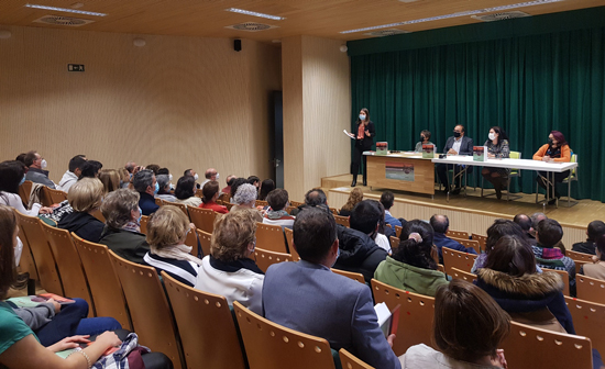 Texto Alternativo: El libro Maratón de Fotografía Matemática editado por el Ayuntamiento de Leganés reúne los trabajos de 14 institutos de la ciudad