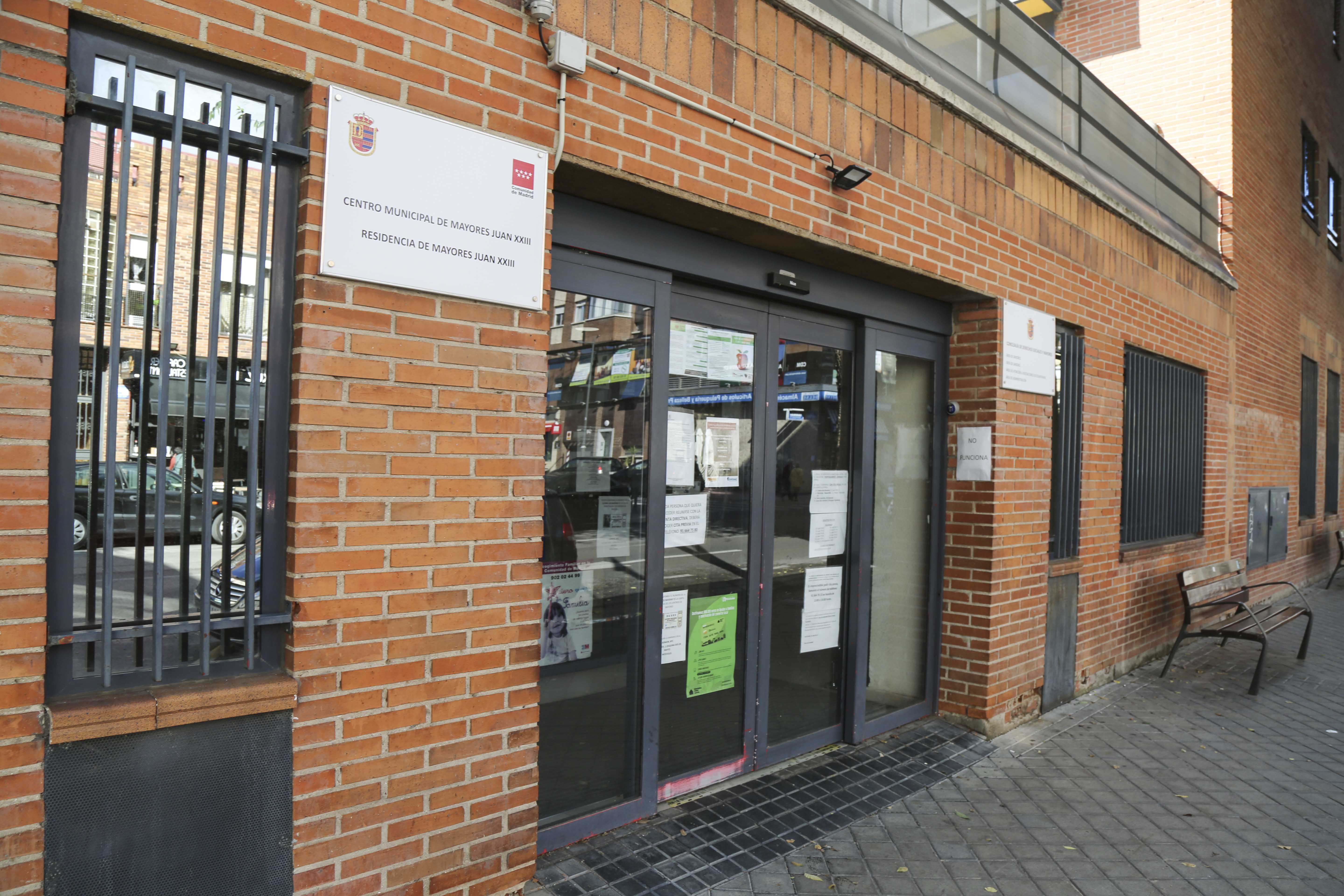 Texto Alternativo: Noelia Posse visita el Taller de memoria dirigido a los usuarios del Centro de Mayores Juan XXIII de Móstoles