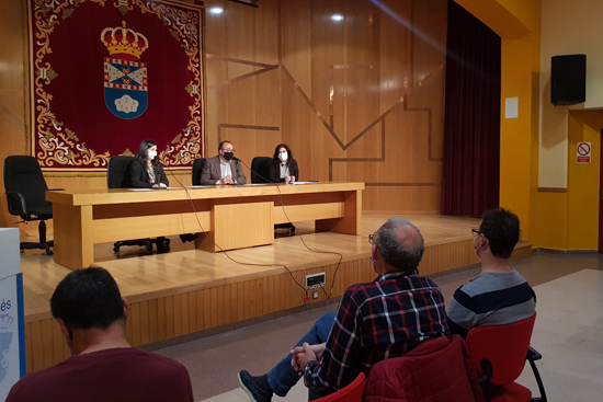 Texto Alternativo: El periodista Fernando Olmeda da la bienvenida a la II Liga de Debate Escolar, en la que escolares de Leganés debatirán sobre medios de comunicación y tratamiento de la información