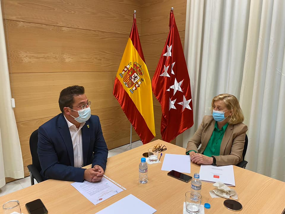 Texto Alternativo: El alcalde y la consejera de Políticas Sociales se reúnen para seguir colaborando en iniciativas que mejoren la calidad de vida de los jóvenes de Villaviciosa