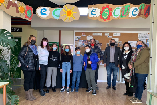 Texto Alternativo: El alcalde y la concejala de Educación visitan a los alumnos del CEIP Lope de Vega que han participado en el proyecto Music to all