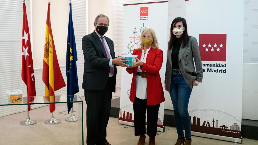 Texto Alternativo: La Comunidad entrega material tecnológico a 41 colegios e institutos para proyectos de innovación