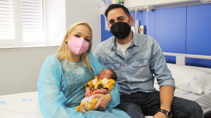 Texto Alternativo: El Hospital Clínico asiste el parto de un niño sano con madre receptora de doble trasplante