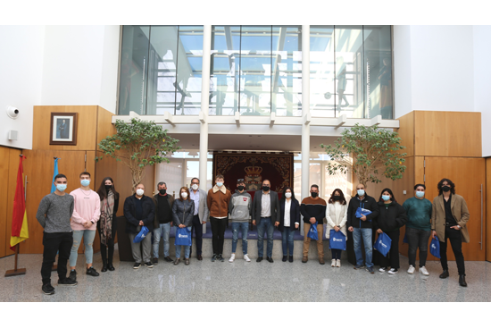 Texto Alternativo: Recepción a los alumnos del IES Luis Vives de Leganés participantes en las Olimpiadas de la Formación Profesional