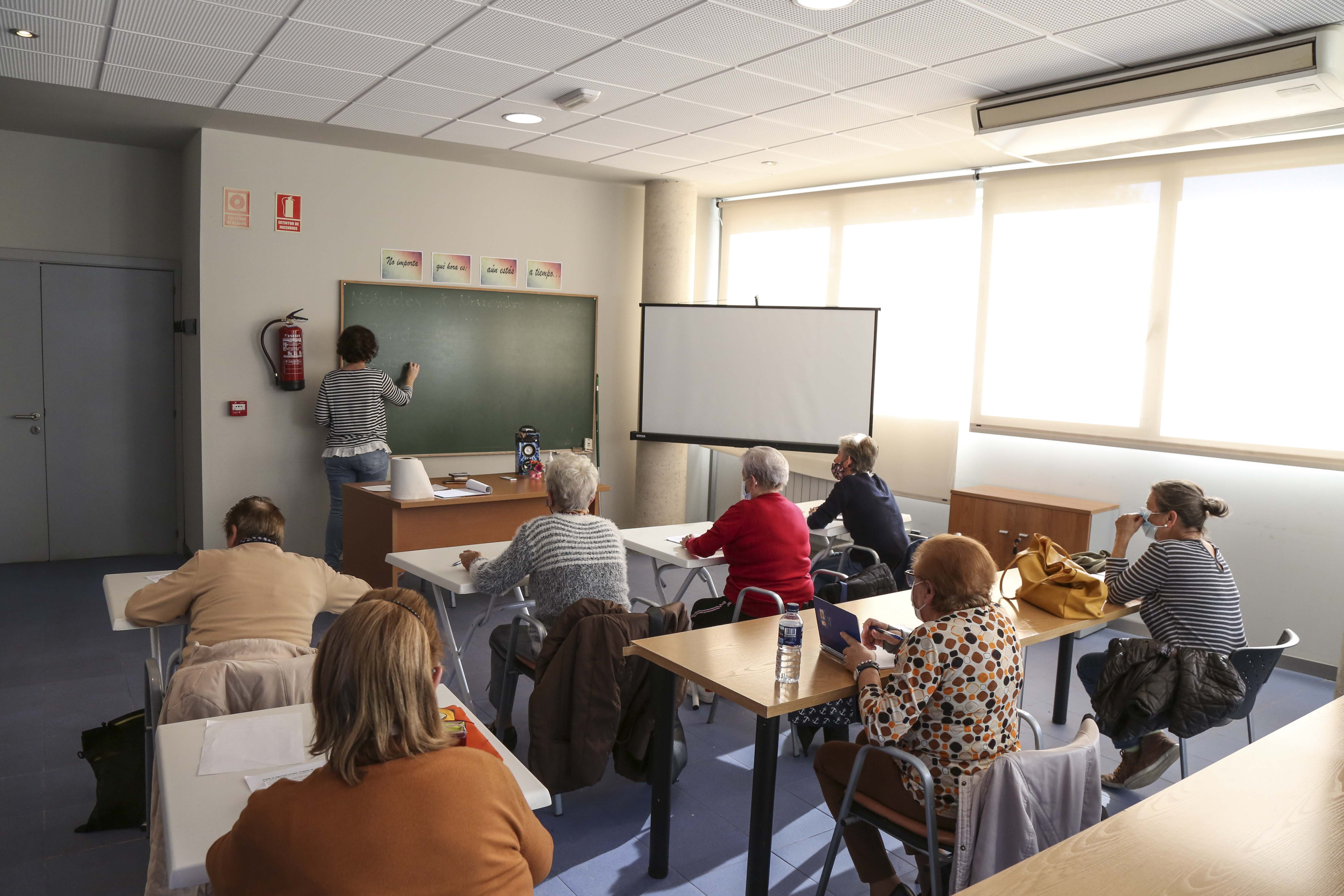 Texto Alternativo: Talleres de lectoescritura y aritmética para reforzar la independencia de los mayores