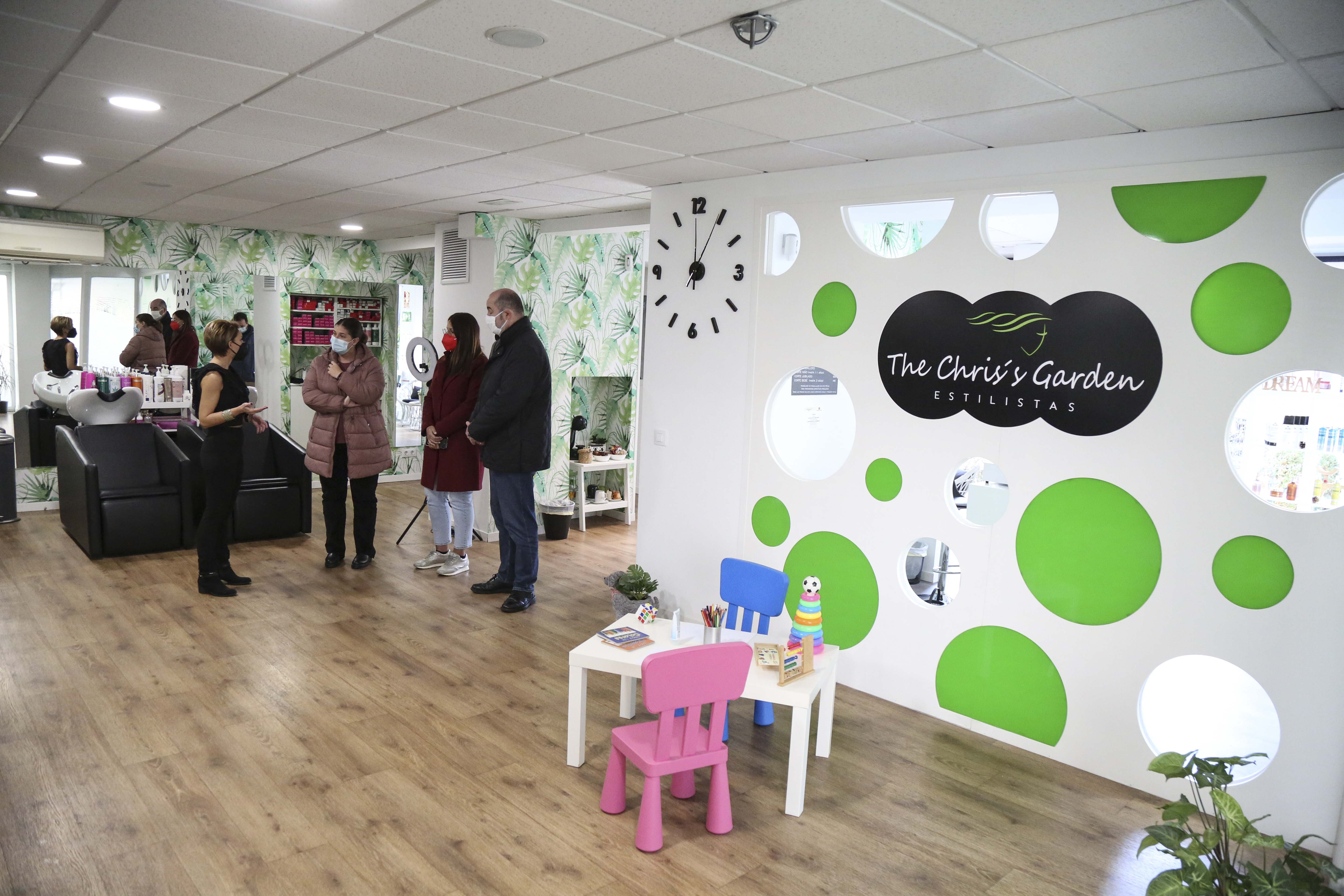 Texto Alternativo: La Alcaldesa visita la peluquería The Chris’s Garden que facilita a sus clientes el teletrabajo en su local