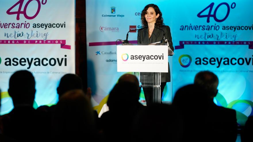 Texto Alternativo: Díaz Ayuso recibe un premio por su gestión del COVID-19 de los empresarios de Colmenar Viejo