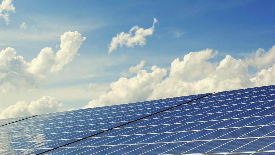 Texto Alternativo: Convocamos ayudas de hasta 3.000 euros para la instalación de paneles solares