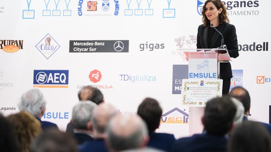 Texto Alternativo: Díaz Ayuso recibe el galardón Ciudad de Leganés