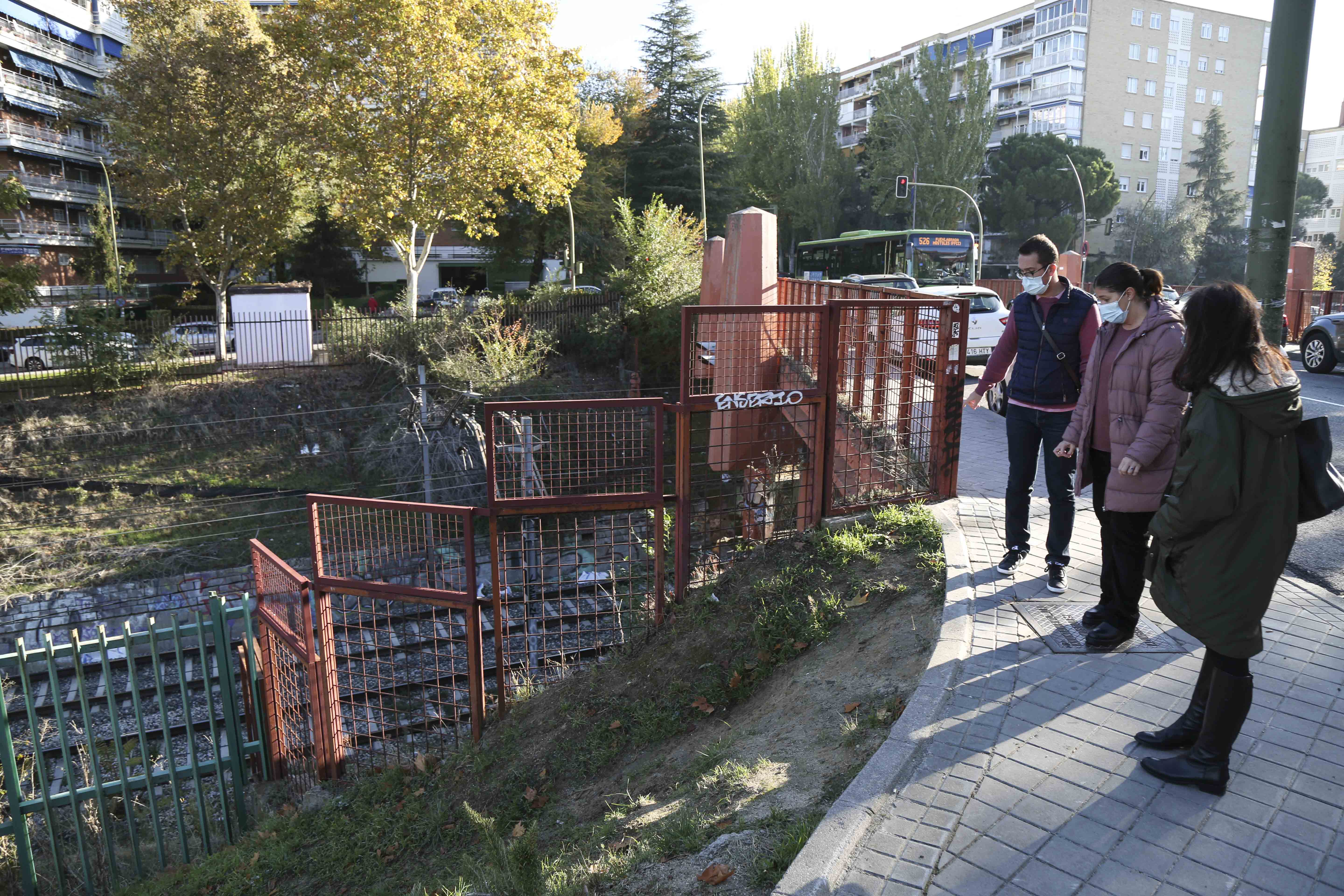 Texto Alternativo: La Alcaldesa visita varias calles del Distrito 2 en respuesta a las demandas de los residentes en la zona