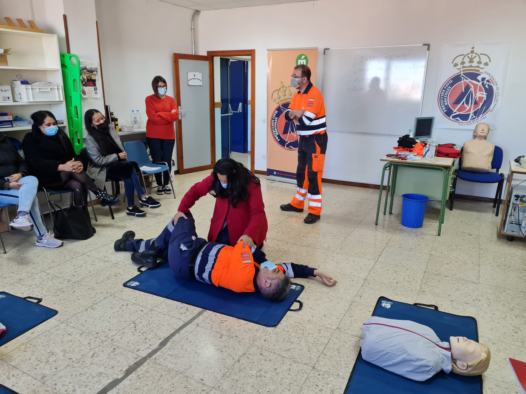 Texto Alternativo: Voluntarios de la Agrupación de Protección Civil reciben cursos para mejorar su formación en Móstoles Desarrollo