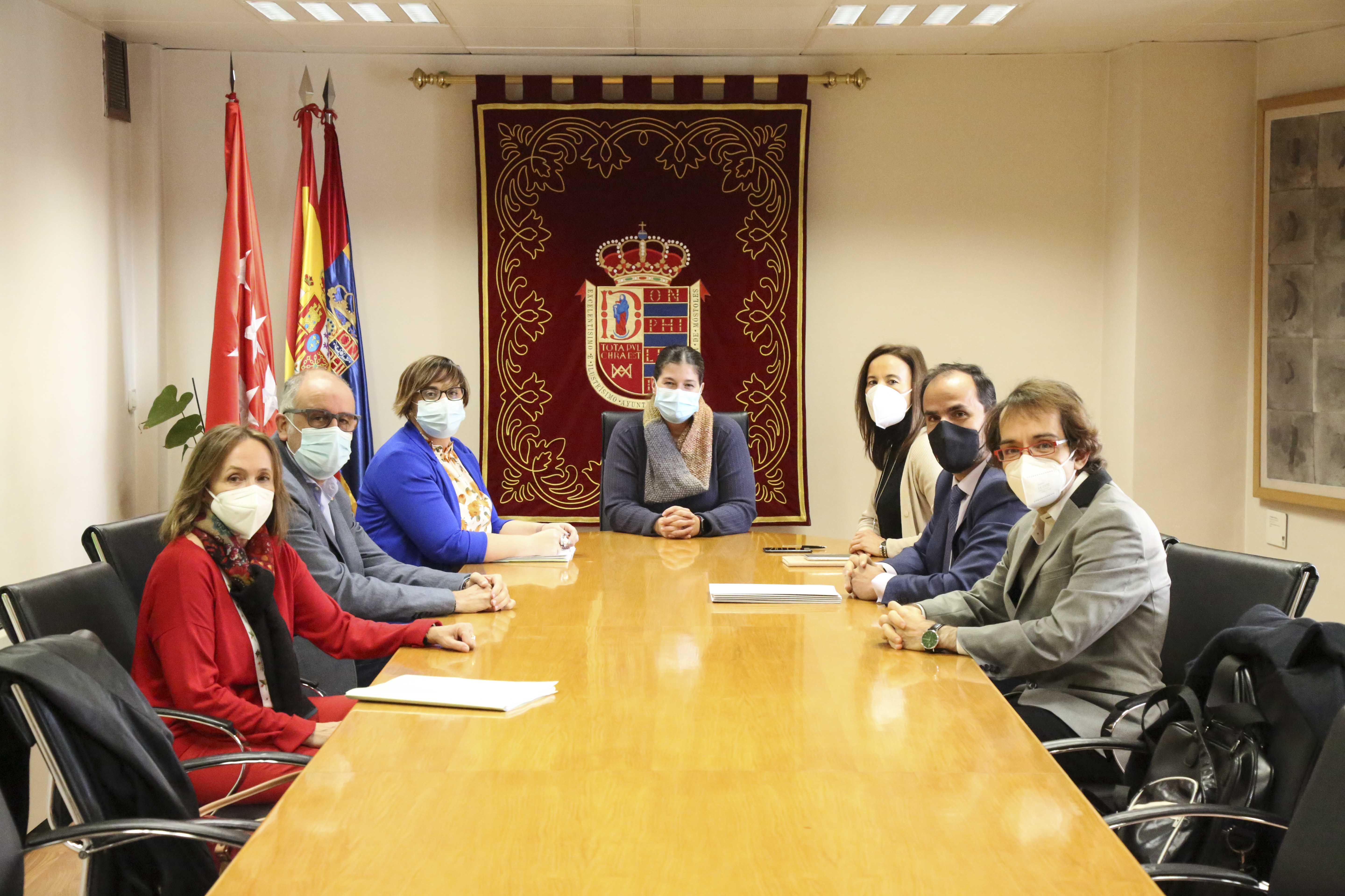 Texto Alternativo: La Alcaldesa Noelia Posse se ha reunido hoy con el Rector de la Universidad Rey Juan Carlos en Móstoles