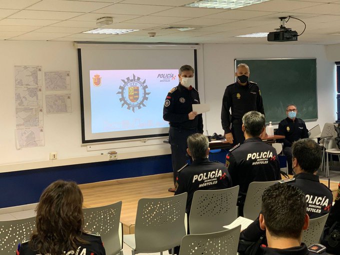 Texto Alternativo: La Policía Municipal de Móstoles potencia la formación de sus agentes en violencia de género