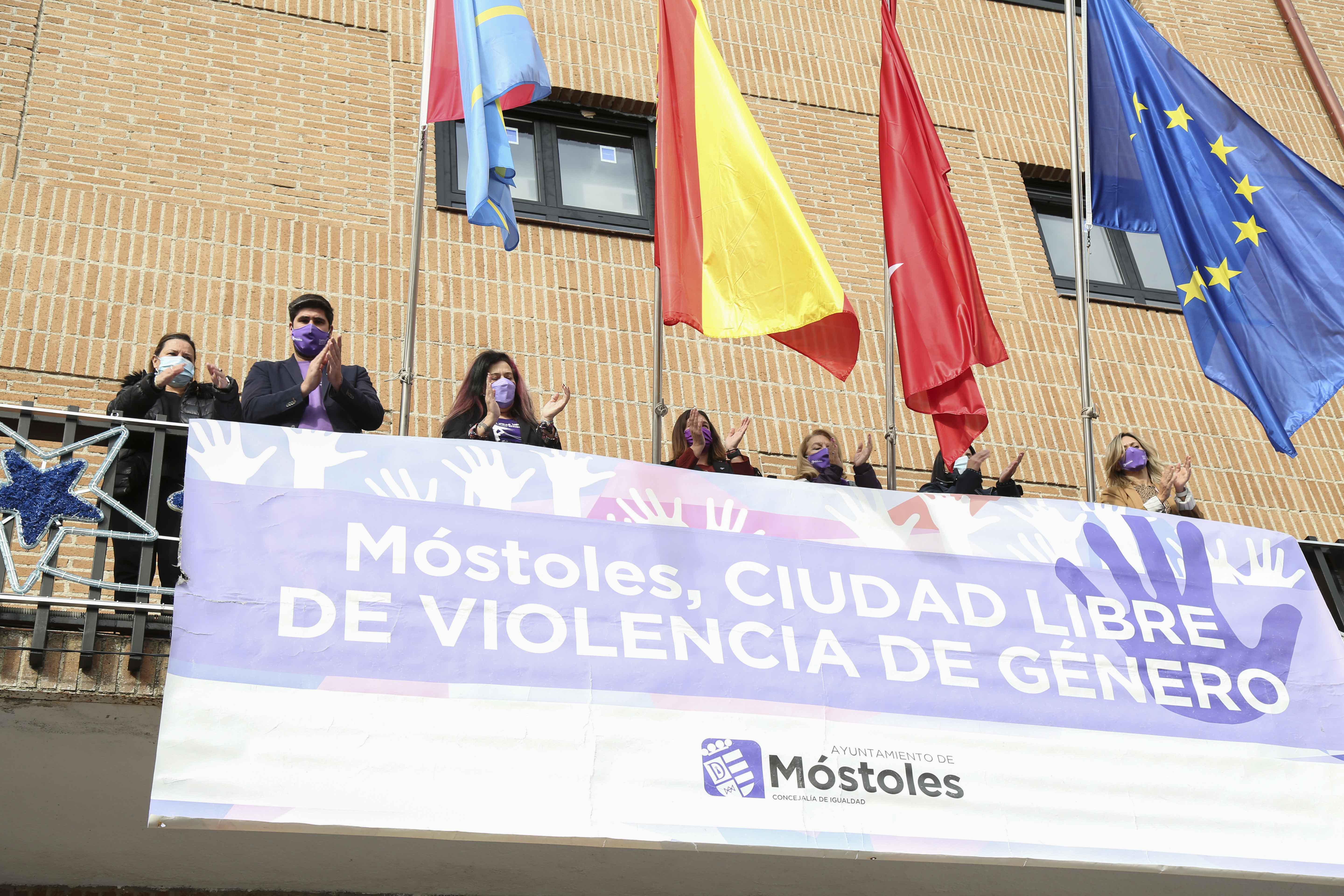 Texto Alternativo: Móstoles muestra su rotundo rechazo a la violencia machista con un minuto de silencio en recuerdo de las mujeres asesinadas