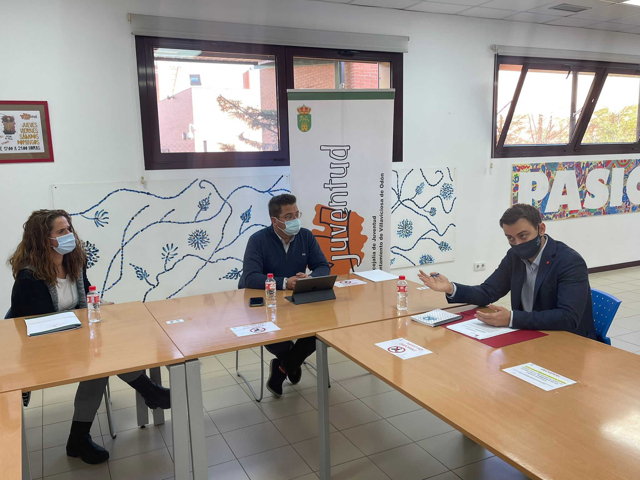 Texto Alternativo: Encuentro entre el director general de Juventud de la Comunidad de Madrid y el alcalde de Villaviciosa de Odón para incentivar el ocio juvenil