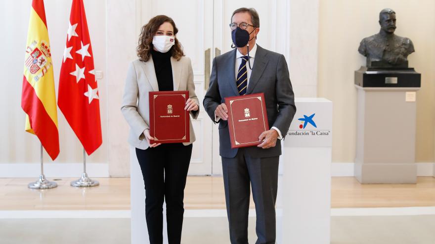 Texto Alternativo: Díaz Ayuso firma un convenio con la Fundación “la Caixa”