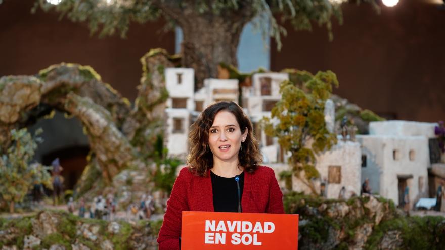 Texto Alternativo: Díaz Ayuso inaugura el tradicional Belén de la Puerta del Sol