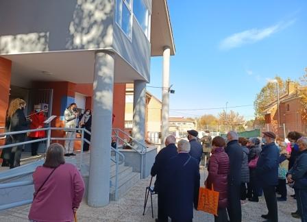 Texto Alternativo: Leganés recuerda a las personas mayores fallecidas por el Covid-19 con la colocación de placas conmemorativa en los cinco centros municipales