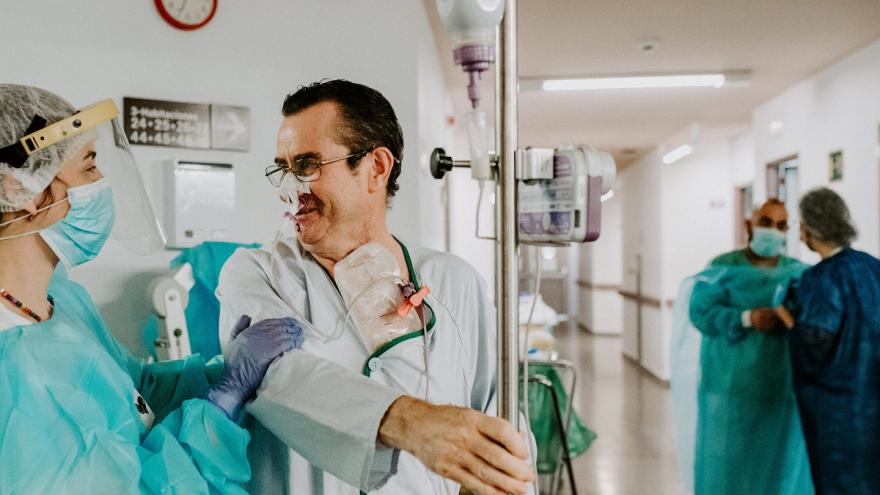 Texto Alternativo: El Hospital de Getafe acoge una muestra de fotos sobre la labor de los profesionales en la pandemia