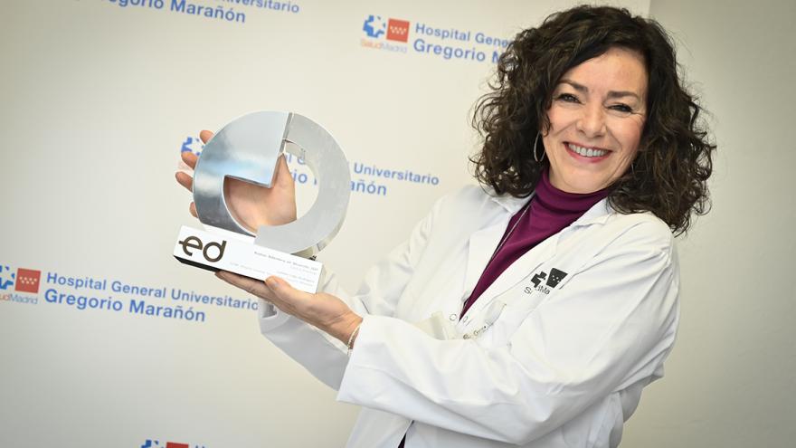 Texto Alternativo: Una enfermera del Marañón recibe el Premio Enfermería en Desarrollo