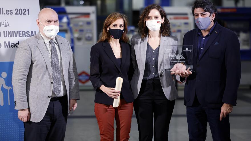 Texto Alternativo: Díaz Ayuso recibe el Premio cermi.es 2021 por la mejora de accesibilidad de Metro de Madrid