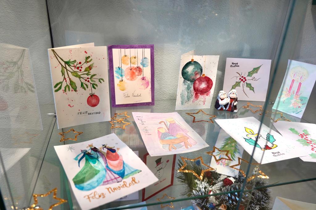 Texto Alternativo: Taller de felicitaciones navideñas en el Centro de Mayores de El Soto