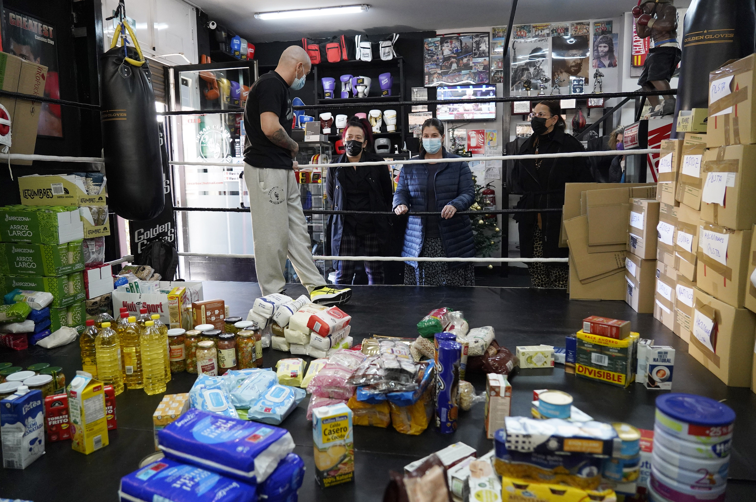 Texto Alternativo: La Alcaldesa visita la Escuela de Boxeo César Cepeda para apoyar su iniciativa solidaria de recogida de alimentos