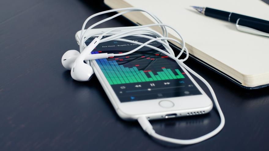 Texto Alternativo: Programamos un taller para mayores sobre el uso de teléfonos móviles inteligentes