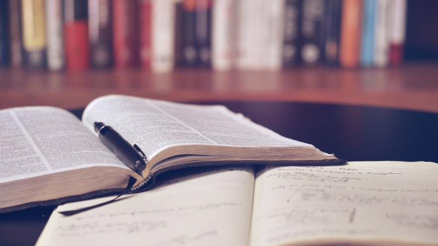 Texto Alternativo: La Comunidad de Madrid ayuda a la Real Academia Española en la promoción y difusión del español
